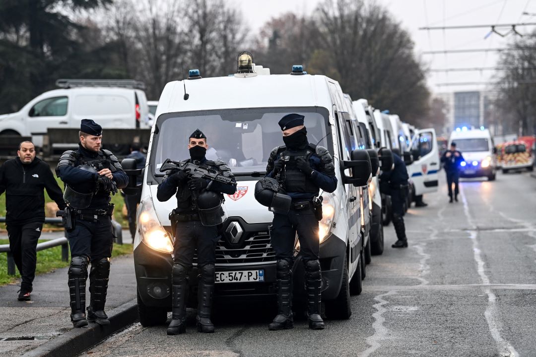 Lebanese Economic journalist Mounir Younes on X : The French financial police raided a Lebanese bank in Paris and seized critical files